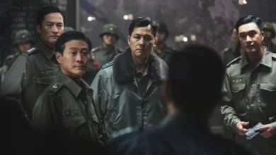 Cena do filme sul-coreano 12.12: O Dia (2023) mostrando oficiais militares em uniforme durante uma reunião tensa em ambiente escuro e estratégico, retratando os eventos do golpe de Estado de 1979 na Coreia do Sul.