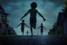 Crianças correndo em uma rua deserta ao entardecer, em imagem sombria e enigmática do filme A Hora do Mal (2025), de suspense e terror psicológico
