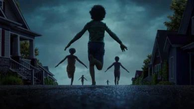 Crianças correndo em uma rua deserta ao entardecer, em imagem sombria e enigmática do filme A Hora do Mal (2025), de suspense e terror psicológico