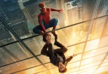 Imagem promocional de Homem-Aranha: Um Novo Dia mostra Peter Parker e o Homem-Aranha em um arranha-céu de Nova York, destacando a dualidade entre herói e identidade secreta.