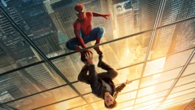 Imagem promocional de Homem-Aranha: Um Novo Dia mostra Peter Parker e o Homem-Aranha em um arranha-céu de Nova York, destacando a dualidade entre herói e identidade secreta.