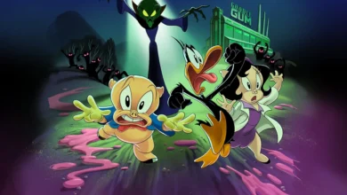 Cena do filme animado Looney Tunes: O Dia que a Terra Explodiu, com Gaguinho (Porky Pig), Patolino (Daffy Duck) e uma cientista de jaleco correndo, perseguidos por silhuetas sombrias num cenário vibrante e misterioso.