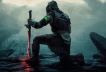 "Predador: Terras Selvagens (2025) – Guerreiro alienígena ajoelhado empunhando espada com energia vermelha em cenário sombrio de floresta alienígena, imagem promocional do filme