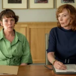 Cena do filme Os Roses: Até Que a Morte Os Separe (2025), com Olivia Colman e Allison Janney em uma tensa reunião formal.