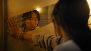 Cena do filme “Until Dawn - Noite de Terror” (2025), com a atriz Ji-young Yoo encarando seu reflexo em um espelho embaçado, em um momento tenso e introspectivo do suspense psicológico.