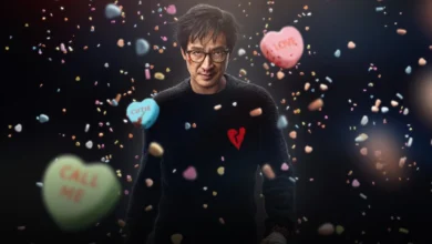 Imagem promocional do filme Amor Bandido (2025), estrelado por Ke Huy Quan, cercado por balas em forma de coração com palavras românticas.