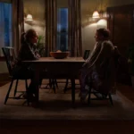 Julianne Moore e Sydney Sweeney sentadas frente a frente em uma mesa de jantar, em cena intimista do filme Echo Valley (2025).