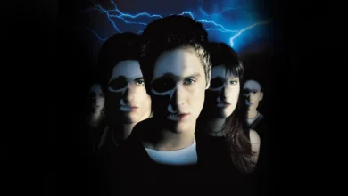 Imagem promocional do filme Premonição (2000), com Devon Sawa, Ali Larter, Seann William Scott, Kerr Smith e Amanda Detmer, mostrando os protagonistas com rostos parcialmente cobertos por sombras em forma de caveira, sob um céu com relâmpagos, simbolizando o tema da morte iminente.