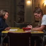 Regina King e Austin Butler sentados à mesa durante interrogatório no filme Ladrões (2025).