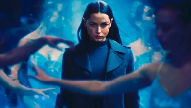 Ana de Armas em cena estilizada do filme Bailarina - Do Universo de John Wick (2025), cercada por bailarinas em movimento.