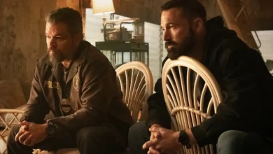 Cena do filme Dinheiro Suspeito (The Rip) com Matt Damon e Ben Affleck sentados e pensativos em um ambiente fechado