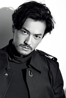 Adam Pak interpreta Sr. Bao, gerente pessoal