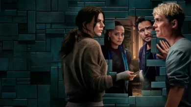 Imagem promocional do filme 'Brick' (2025) da Netflix, mostrando Matthias Schweighöfer e Frederick Lau conversando, enquanto Sira-Anna Faal e Ruby O. Fee aparecem em um plano de fundo pixelado. O design remete a blocos e distorção digital.