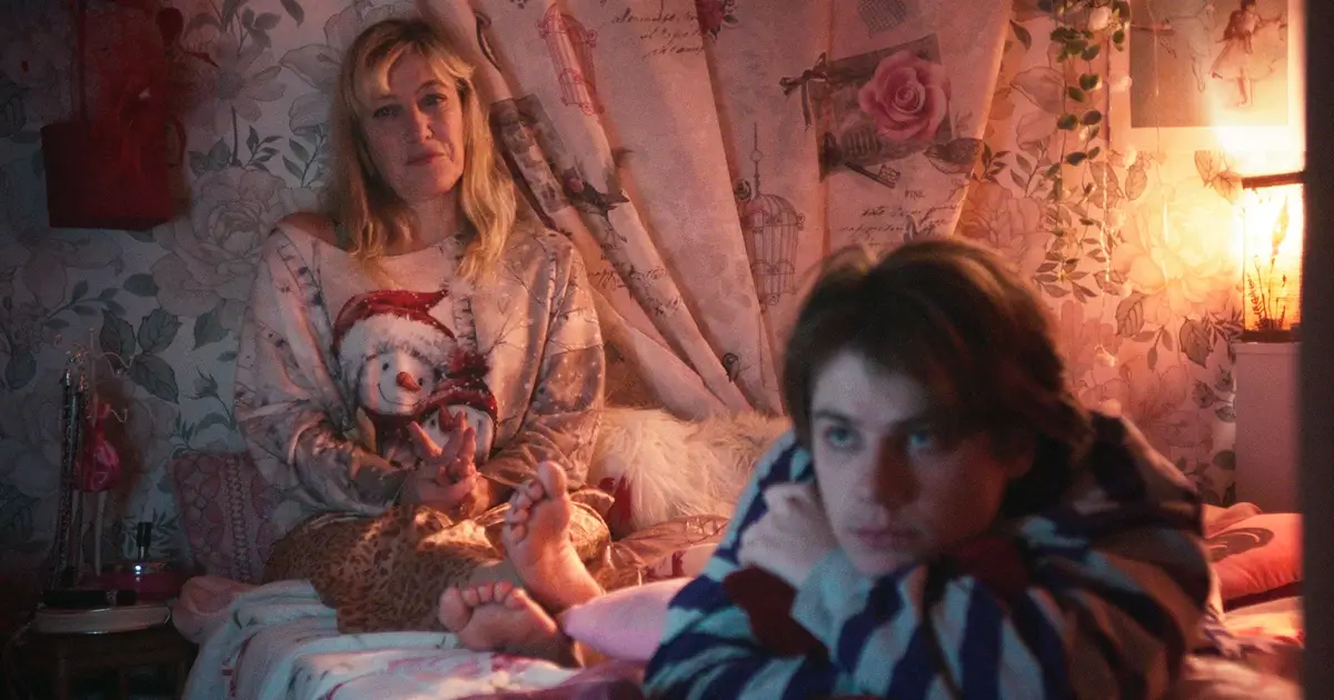 Valeria Bruni Tedeschi e Félix Lefebvre em cena íntima do elenco de Entre Nós, O Amor (2024), filme dirigido por Morgan Simon.