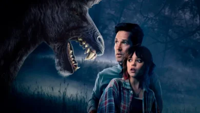 Cena promocional do filme A Morte de um Unicórnio (2025), com Jenna Ortega e Paul Rudd diante de uma criatura ameaçadora na floresta.