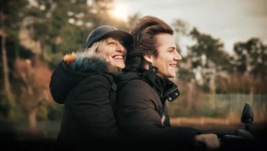 Valeria Bruni Tedeschi e Félix Lefebvre felizes em motocicleta em "Entre Nós, O Amor" (2024)