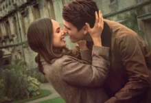 Cena romântica de Sofia Carson e Corey Mylchreest em Meu Ano em Oxford (2025)