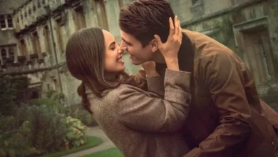 Cena romântica de Sofia Carson e Corey Mylchreest em Meu Ano em Oxford (2025)