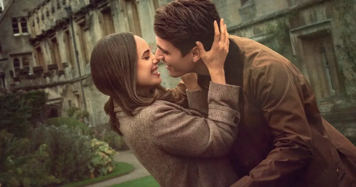 Cena romântica de Sofia Carson e Corey Mylchreest em Meu Ano em Oxford (2025)