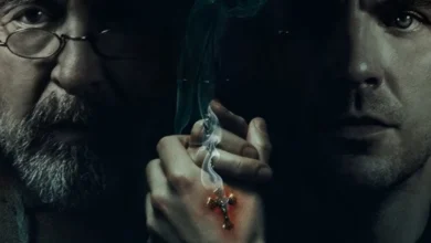 Cena promocional do filme O Ritual (2025), com Al Pacino e Dan Stevens segurando um crucifixo queimando.