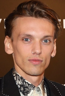 Jamie Campbell Bower interpreta Sir John