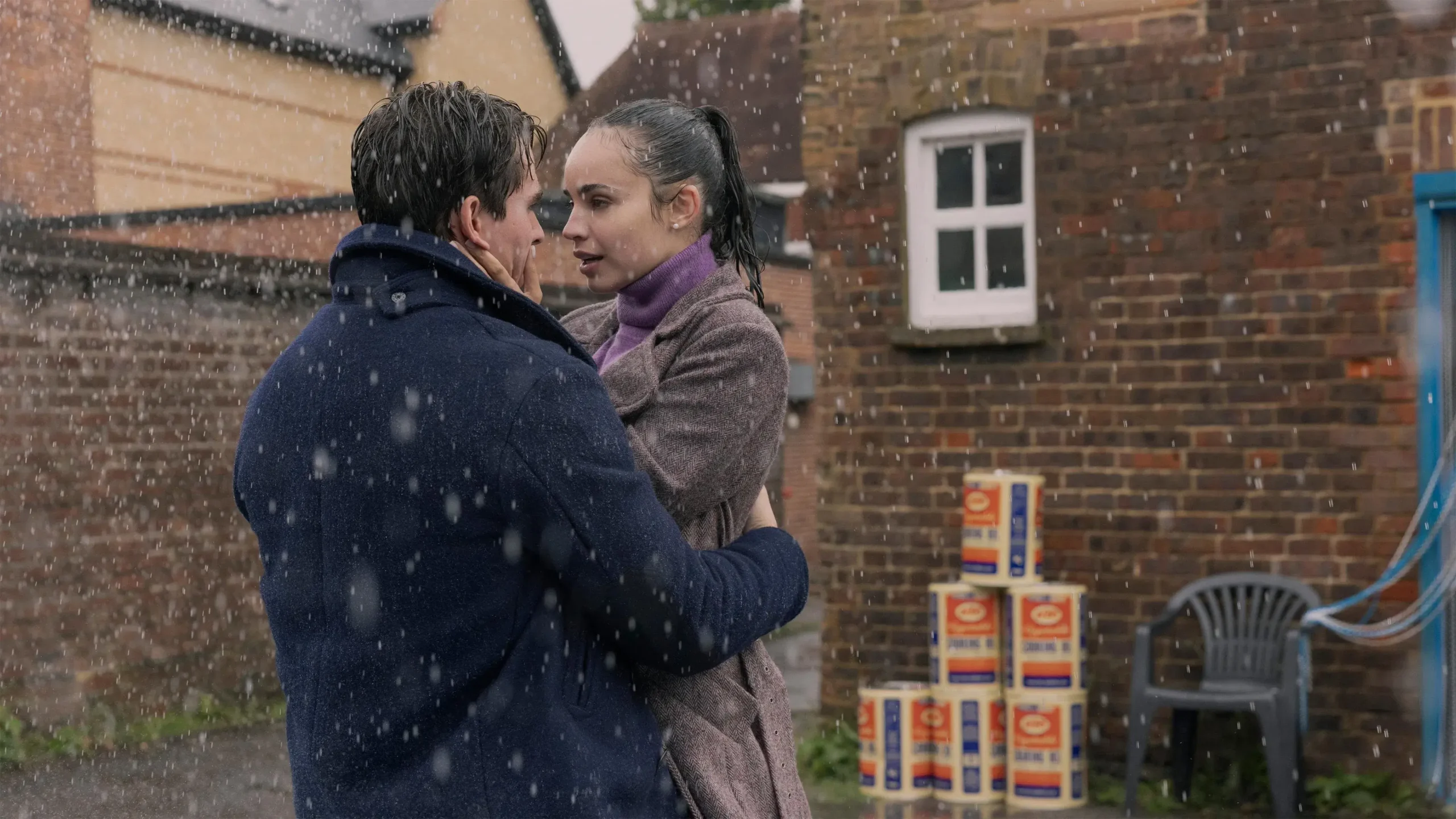 Sofia Carson e Corey Mylchreest em cena romântica na neve do filme "Meu Ano em Oxford" (2025) da Netflix