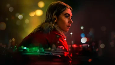 Vanessa Kirby em cena noturna do filme A Noite Sempre Chega 2025, com luzes urbanas desfocadas ao fundo