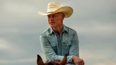 Neal McDonough como Joe Wainwright usando chapéu de cowboy e camisa jeans azul em cena do filme O Último Rodeio