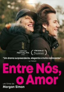 Pôster do filme "Entre Nós, O Amor" (2024) com Valeria Bruni Tedeschi e Félix Lefebvre sorrindo.