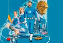 Pôster promocional do filme Quarteto Fantástico: Primeiros Passos mostrando os quatro super-heróis em uniformes azuis com o número 4, posando em frente ao horizonte de Nova York com veículos futuristas