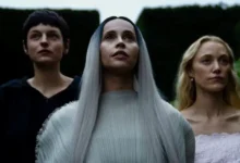 Felicity Jones, Emma Corrin e Maika Monroe em cena do filme A Centésima Noite (2025).