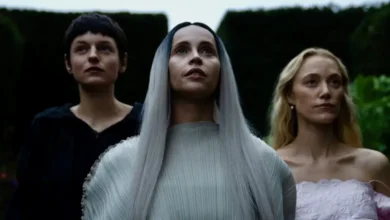 Felicity Jones, Emma Corrin e Maika Monroe em cena do filme A Centésima Noite (2025).