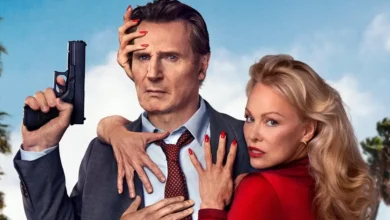 Liam Neeson segurando uma arma ao lado de Pamela Anderson em cena promocional do filme Corra Que a Polícia Vem Aí! (2025).