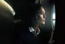 Keira Knightley em cena de suspense do filme A Mulher na Cabine 10 (2025), original da Netflix