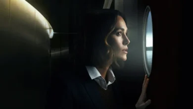 Keira Knightley em cena de suspense do filme A Mulher na Cabine 10 (2025), original da Netflix