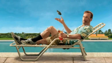 Bob Odenkirk relaxa à beira da piscina em cena de Anônimo 2 (2025).