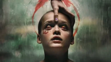 Jonah Wren Phillips como Oliver em cena assustadora do filme de terror Faça Ela Voltar (Bring Her Back), estrelado por Sally Hawkins.