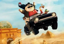 Cena animada do filme Os Caras Malvados 2 (2025) mostrando os personagens principais em um carro voador no deserto, com pirâmides ao fundo.