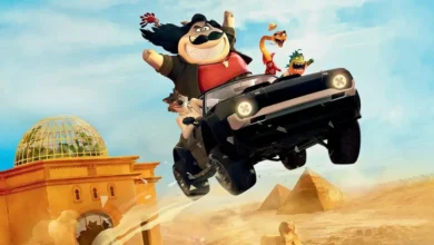 Cena animada do filme Os Caras Malvados 2 (2025) mostrando os personagens principais em um carro voador no deserto, com pirâmides ao fundo.