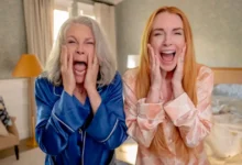 Jamie Lee Curtis e Lindsay Lohan gritando em cena divertida de Uma Sexta-Feira Mais Louca Ainda (2025)