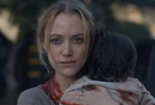 Maika Monroe em cena intensa de A Mão Que Balança o Berço (2025), segurando uma criança ensanguentada na refilmagem dirigida por Michelle Garza Cervera