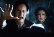 Cena de Invocação do Mal 4: O Último Ritual, com Ed e Lorraine Warren enfrentando forças demoníacas