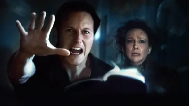 Cena de Invocação do Mal 4: O Último Ritual, com Ed e Lorraine Warren enfrentando forças demoníacas