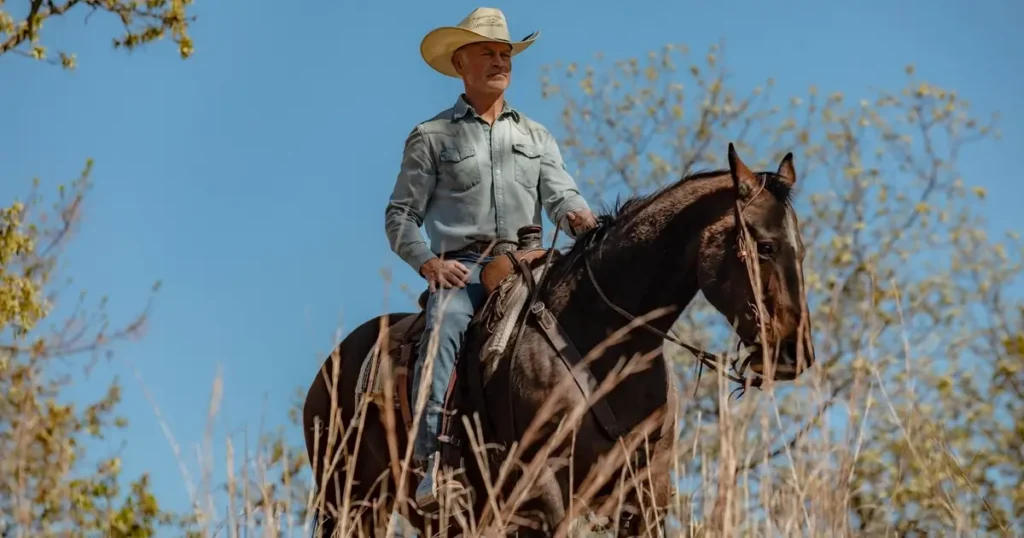 Neal McDonough monta a cavalo em cena de O Último Rodeio (The Last Rodeo), drama sobre fé, redenção e família.