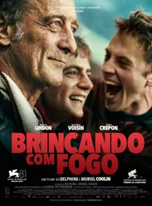 Poster do filme Brincando com Fogo mostrando Vincent Lindon, Benjamin Voisin e Stefan Crepon sorrindo e gritando de alegria com céu azul ao fundo