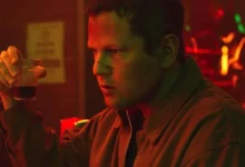 Selton Mello em cena tensa do filme de terror Enterre Seus Mortos (2024).