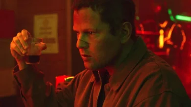 Selton Mello em cena tensa do filme de terror Enterre Seus Mortos (2024).