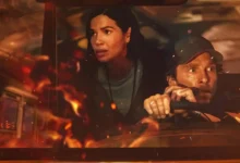 Matthew McConaughey e America Ferrera em cena tensa do filme O Ônibus Perdido (The Lost Bus), original da Apple TV.