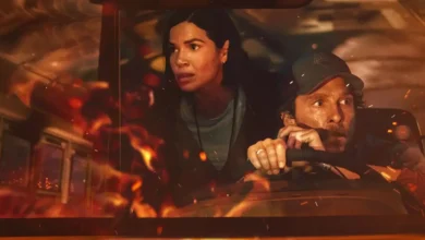 Matthew McConaughey e America Ferrera em cena tensa do filme O Ônibus Perdido (The Lost Bus), original da Apple TV.
