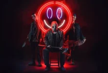 Imagem de divulgação do filme Os Estranhos: Capítulo 2 (2025), mostrando os vilões mascarados em frente a um letreiro de neon vermelho.
